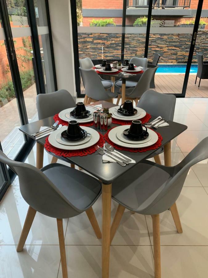 Hotel At Hatfield Apartments Pretoria Bagian luar foto