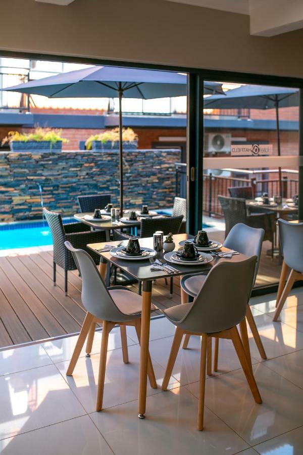 Hotel At Hatfield Apartments Pretoria Bagian luar foto